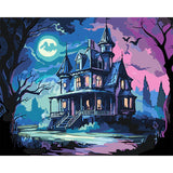 Malen nach Zahlen Motiv von numberedcanvas: Ein großes, detailreiches Spukhaus (Herrenhaus) steht in einer dunklen Nacht unter einem Vollmond. Fledermäuse fliegen am lila-blauen Himmel, Fenster leuchten gelb. Malerischer, atmosphärischer Stil für Halloween.
